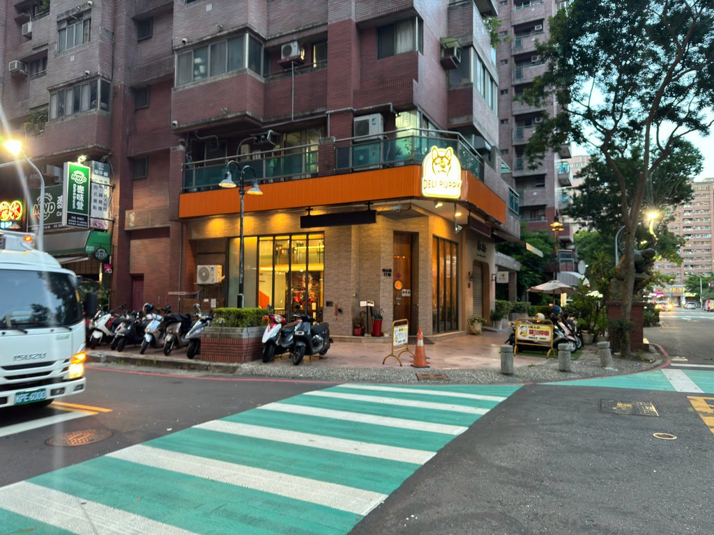 [高雄.三民] Deli Puppy 寵物友善餐廳.柴柴狗店