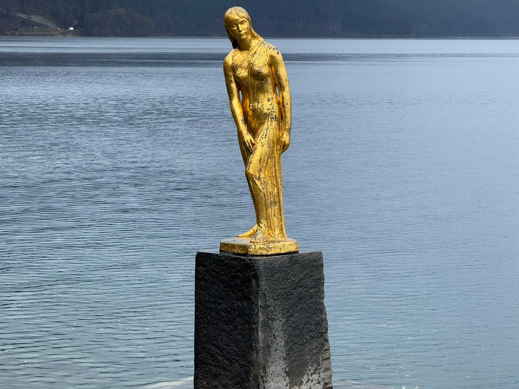 [日本.秋田] 田澤湖.散發琉璃靛藍色的日本第一深湖泊