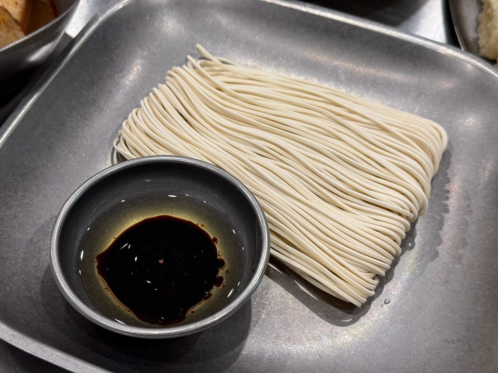 [台南.北區] 花澤鍋物.工業風火鍋.服務員顏質高