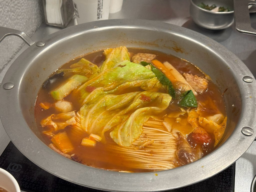 [台南.北區] 花澤鍋物.工業風火鍋.服務員顏質高