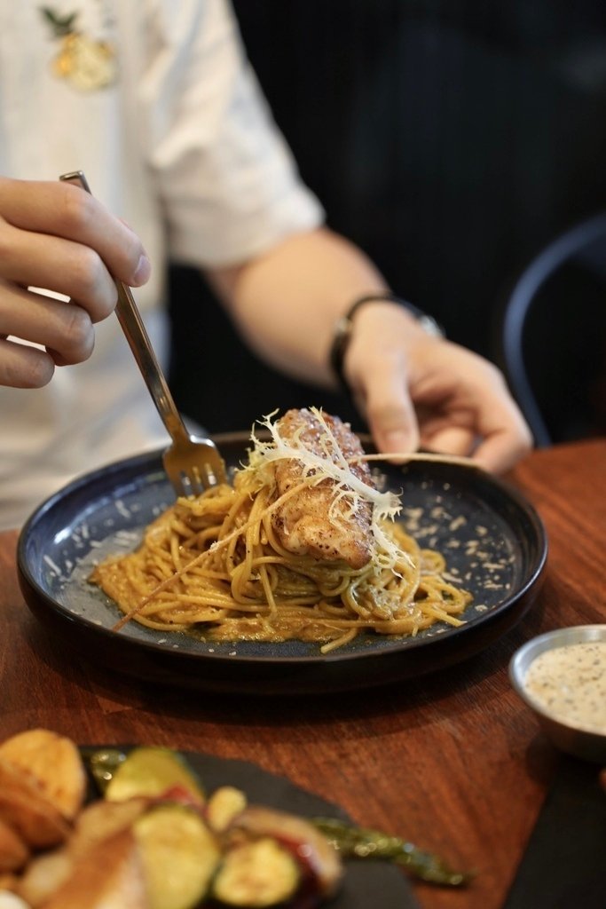 Eat enjoy意享美式廚房寵物友善新店美食推薦-炙燒雕魚佐南洋咖哩義大利麵2.jpg