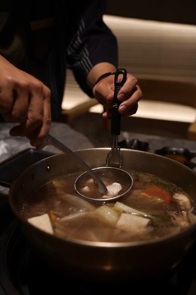 旬嚐王品最新高級火鍋頂級和牛龍蝦桌邊服務台北中山美食推薦比目魚二吃 水煮.jpg