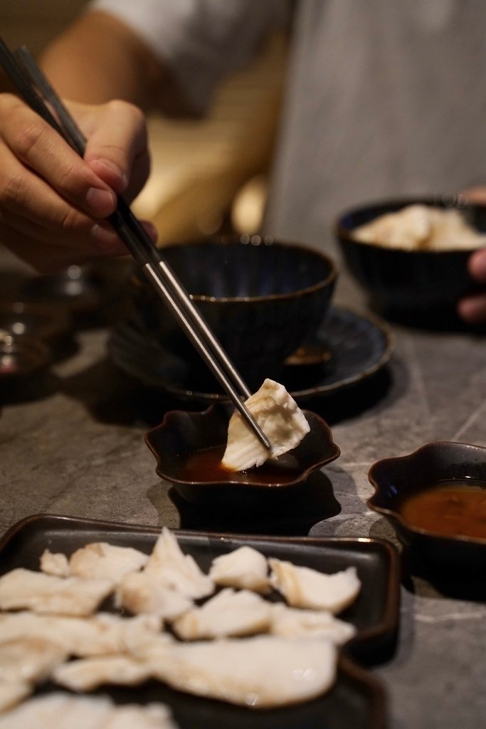 旬嚐王品最新高級火鍋頂級和牛龍蝦桌邊服務台北中山美食推薦涮比目魚片.jpg