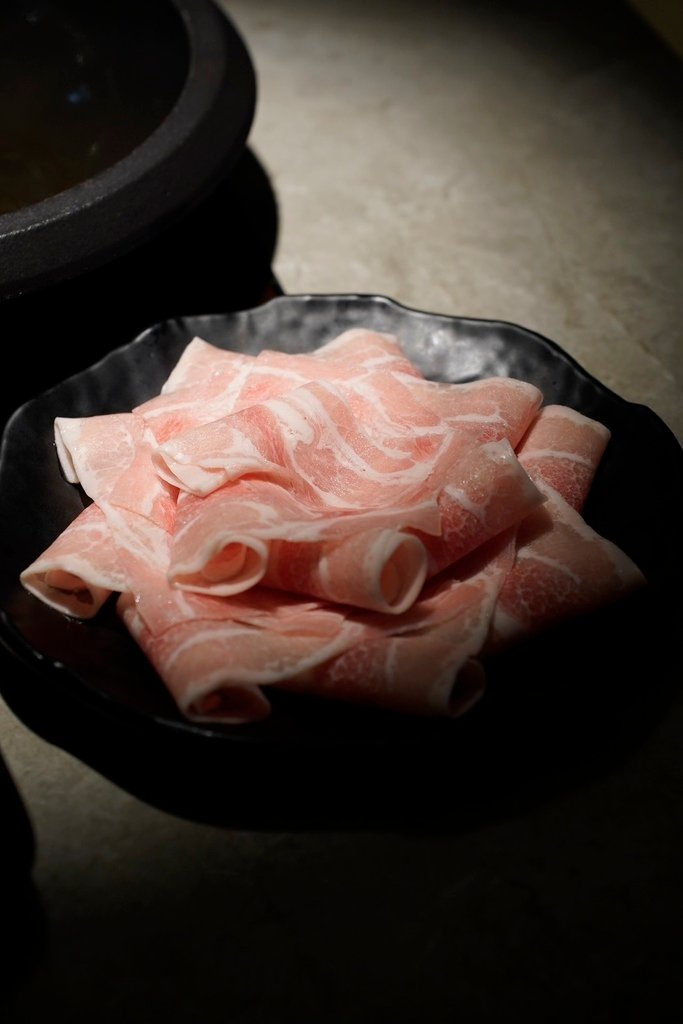【西門火鍋】只有這間築間才吃得到現炒石頭鍋！獨家炒料原湯、比