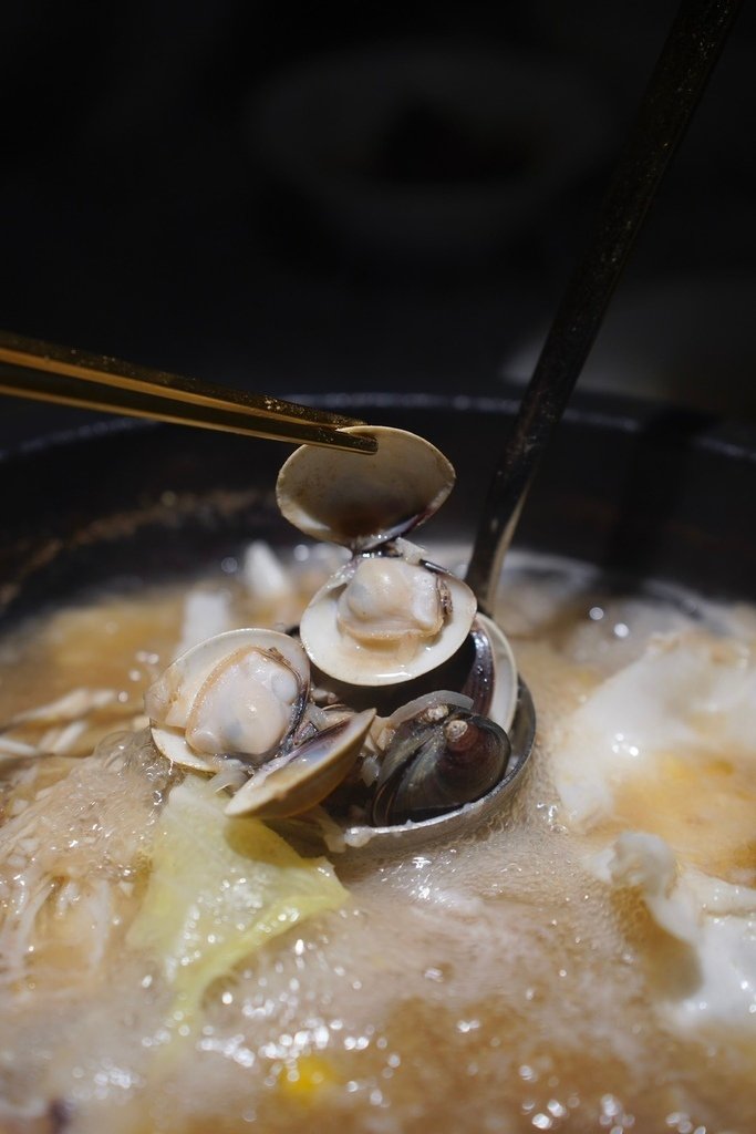 【西門火鍋】只有這間築間才吃得到現炒石頭鍋！獨家炒料原湯、比