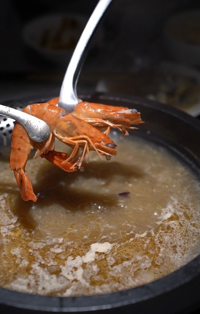 【西門火鍋】只有這間築間才吃得到現炒石頭鍋！獨家炒料原湯、比