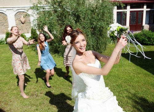 wedding_tradition_throwing_bridal_bouquet