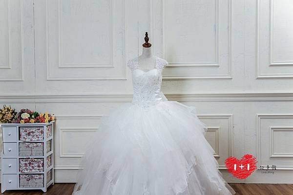 手工婚紗出租:公主繞頸蕾絲婚紗