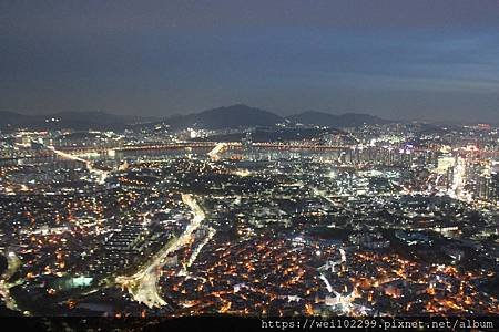 首爾景點·最浪漫必去夜景｜登上首爾至高點·南山公園賞櫻花與首爾塔交通與票價·鎖上你們的愛情💓鎖頭 (23).jpg