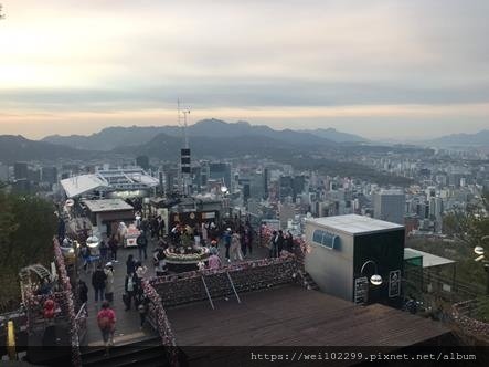 首爾景點·最浪漫必去夜景｜登上首爾至高點·南山公園賞櫻花與首爾塔交通與票價·鎖上你們的愛情💓鎖頭 (61).jpg