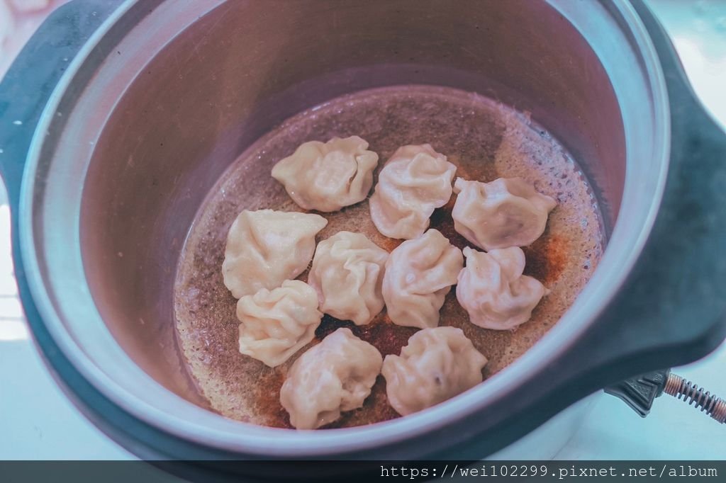 超成功冰花脆皮煎餃食譜教學・單月熱銷15萬顆的網購宅配小巧一口吃的手工水餃推薦：團購每顆只要2元！鮮食煮藝-爆汁手工水餃9.jpg