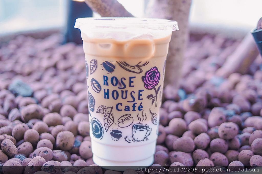 64遠百信義A13下午茶推薦：ROSE HOUSE Café現做特厚十公分高三層舒芙蕾鬆餅＋不收服務費！遠百信義A13甜點美食・古典玫瑰園集團餐飲.jpg