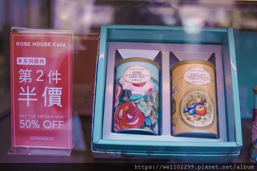 79遠百信義A13下午茶推薦：ROSE HOUSE Café現做特厚十公分高三層舒芙蕾鬆餅＋不收服務費！遠百信義A13甜點美食・古典玫瑰園集團餐飲.jpg