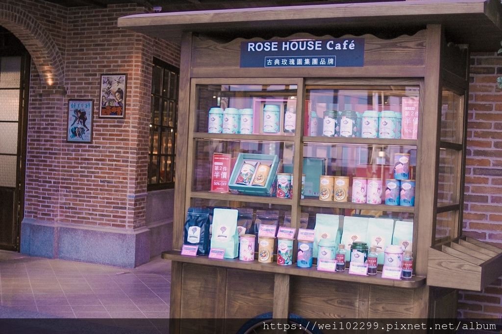 80遠百信義A13下午茶推薦：ROSE HOUSE Café現做特厚十公分高三層舒芙蕾鬆餅＋不收服務費！遠百信義A13甜點美食・古典玫瑰園集團餐飲.jpg