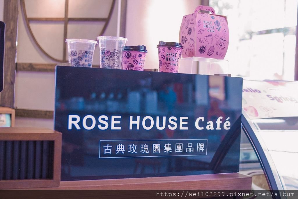 74遠百信義A13下午茶推薦：ROSE HOUSE Café現做特厚十公分高三層舒芙蕾鬆餅＋不收服務費！遠百信義A13甜點美食・古典玫瑰園集團餐飲.jpg