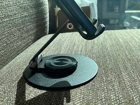 【可可開箱】MEGACOM360°旋轉可折疊手機架 邊用邊充