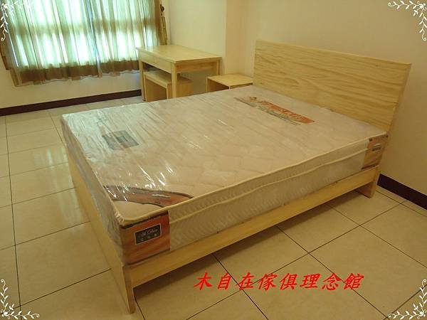 紐松靠背床1.JPG