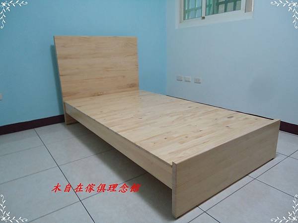 紐松靠背床3.JPG