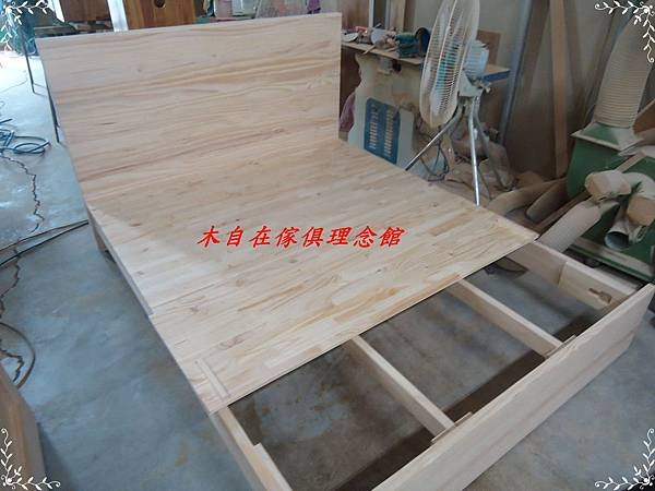 紐松靠背床4.JPG