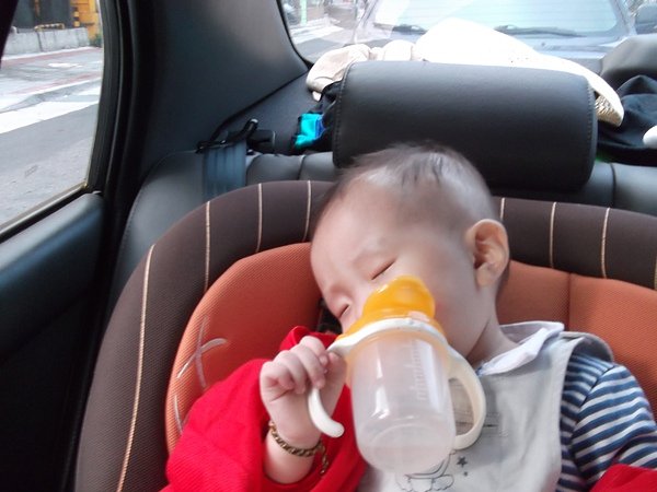 1Y6M26D 拿著水杯睡著了.JPG