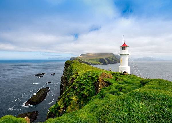 mykines-lighthouse-faroe-islands_l.jpeg