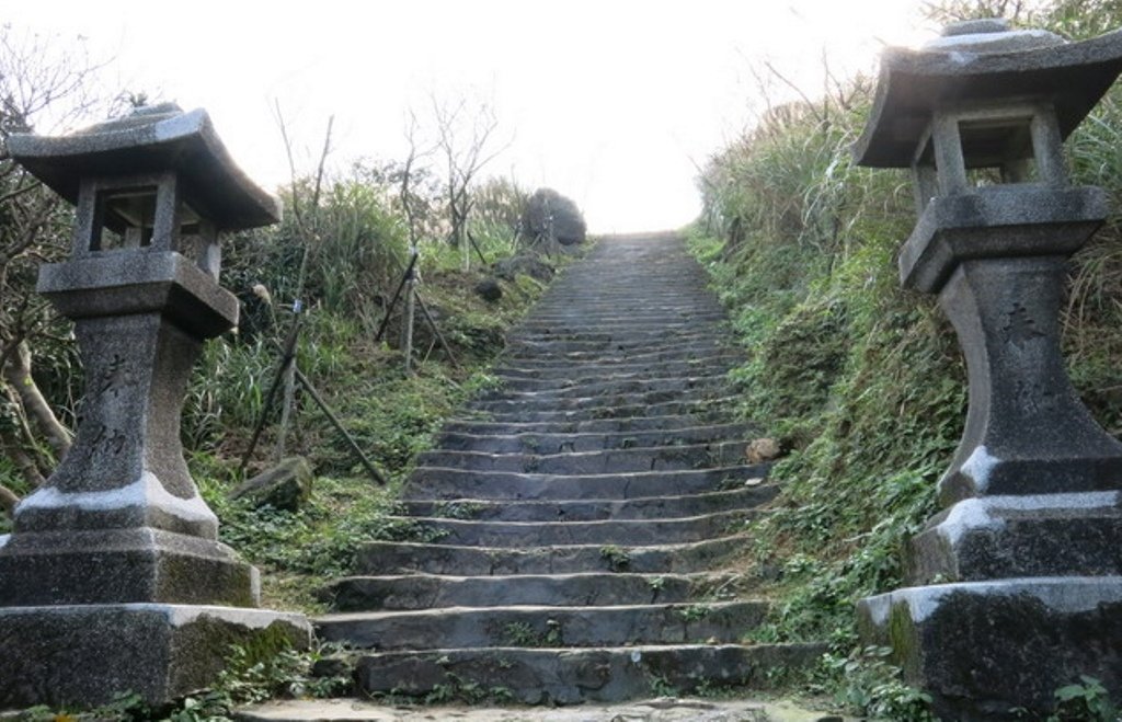 金瓜石神社2-參道石燈籠.jpg