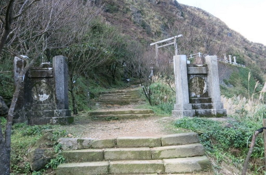 金瓜石神社3-左右旗杆座.jpg