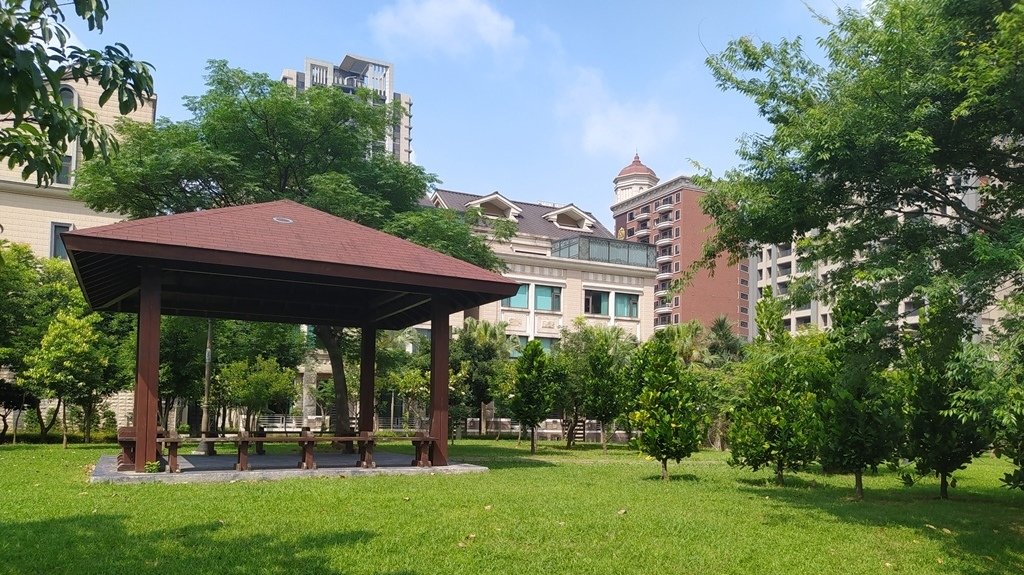 青埔公兒九公園-休閑涼亭.jpg