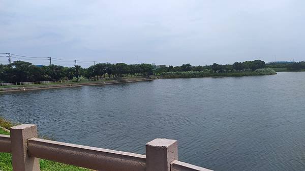 甘泉池步道公園-環湖步道.jpg