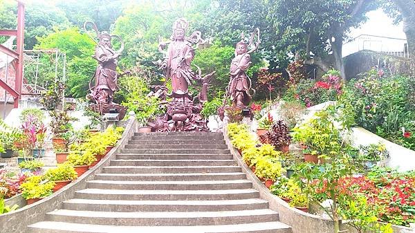 雲谷寺-3入口花園.jpg