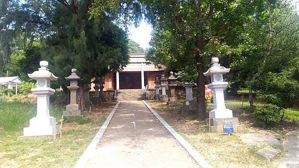 通霄神社3-參道及石燈籠.jpg