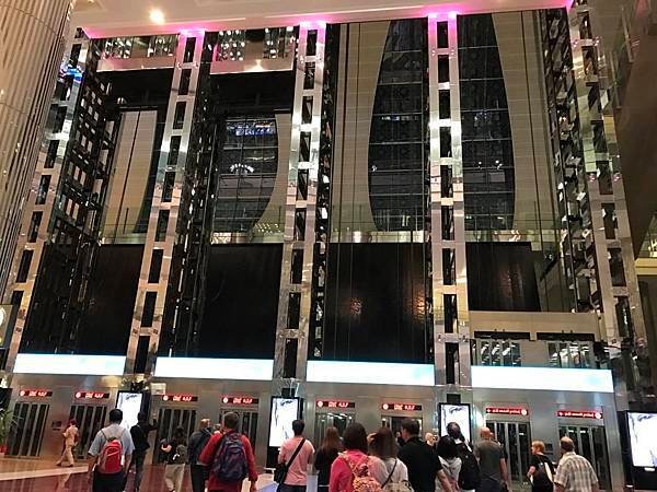 2018年西班牙之旅:桃機飛往馬德里，不要迷失於阿聯酋航空的