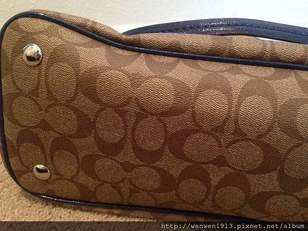 COACH 24603-999 藍色邊三層包 4200元