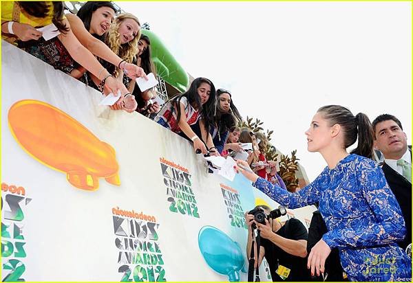 kristen-stewart-kids-choice-awards-2012-03