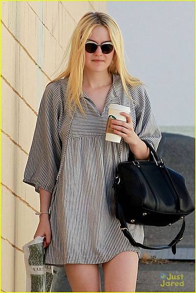 dakota-fanning-bn-stop-02