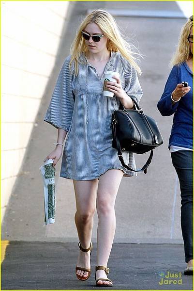 dakota-fanning-bn-stop-06