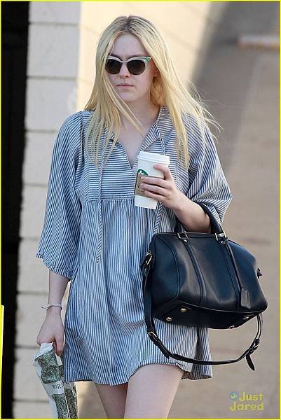 dakota-fanning-bn-stop-05