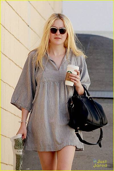 dakota-fanning-bn-stop-07