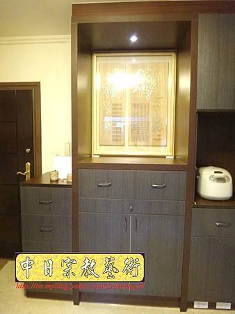 N15901.系統櫃式神桌佛櫥 神龕佛龕裝潢 觀自在心經木雕聯.JPG