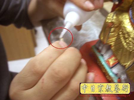 K2308.黑面媽祖神像整修貼金箔~斷指接合處裡.JPG