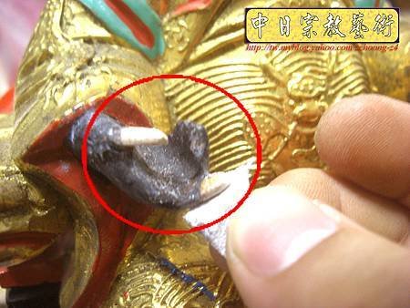 K2311.黑面媽祖神像整修貼金箔~斷指接合處裡.JPG