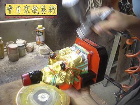 K2313.黑面媽祖神像整修貼金箔~斷指接合處裡.JPG