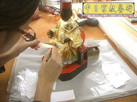 K2314.黑面媽祖神像整修貼金箔~斷指接合處裡.JPG