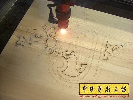 I3202.鋼琴造型雕刻製作 實木材質雷射雕刻切割.JPG