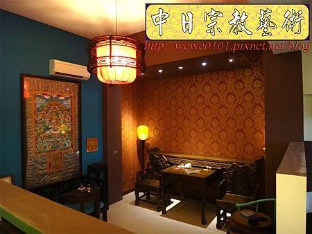 N20303.高級民宿裡的現代佛堂設計~7尺仿古式神桌佛桌雷射雕刻實木神聯佛聯.JPG