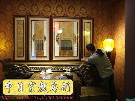 N20304.高級民宿裡的現代佛堂設計~7尺仿古式神桌佛桌雷射雕刻實木神聯佛聯.JPG