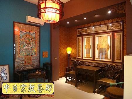N20316.高級民宿裡的現代佛堂設計~7尺仿古式神桌佛桌雷射雕刻實木神聯佛聯.JPG