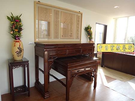N21017.5尺8漢式神桌 紫檀色系佛桌樣式 神桌花架 觀自在神聯 木雕佛聯 佛堂設計精選.JPG