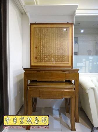 N25002.現代公寓佛堂設計 神桌上擋樑的設計 三尺六彎角紋神桌 心經木雕佛聯.JPG