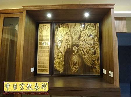 N26003.系統櫃式神桌神櫥 關聖帝君神聯 神桌龍圖木雕.JPG